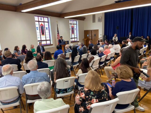 Vista de la Iglesia Unida Metodista de Milford donde el gobernador Meyer firmó tres leyes de inmigración. (Foto HOY en Delaware)