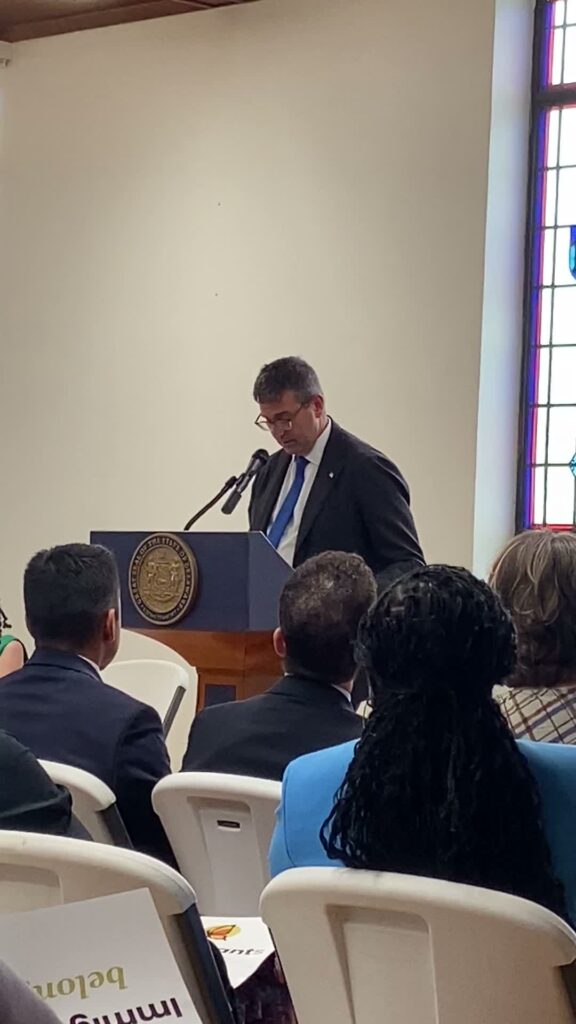 Gobernador Meyer en un momento de su discurso previo a la firma de tres proyectos de ley de inmigración en Milford, DE. (Foto HOY en Delaware)