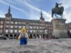 Niños de Delaware descubren España a través de su biblioteca local en Dover La figura (bautizada por Pol como "Tommy") visita la Plaza Mayor