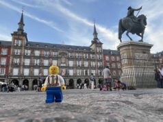Niños de Delaware descubren España a través de su biblioteca local en Dover La figura (bautizada por Pol como "Tommy") visita la Plaza Mayor