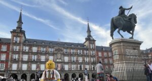 Niños de Delaware descubren España a través de su biblioteca local en Dover La figura (bautizada por Pol como "Tommy") visita la Plaza Mayor