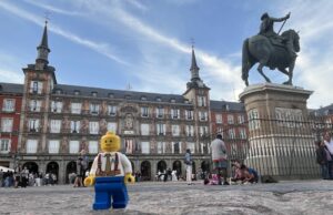 Niños de Delaware descubren España a través de su biblioteca local en Dover La figura (bautizada por Pol como "Tommy") visita la Plaza Mayor