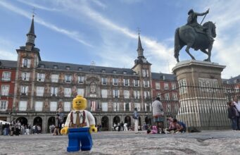 Niños de Delaware descubren España a través de su biblioteca local en Dover La figura (bautizada por Pol como "Tommy") visita la Plaza Mayor
