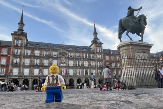 Niños de Delaware descubren España a través de su biblioteca local en Dover La figura (bautizada por Pol como "Tommy") visita la Plaza Mayor