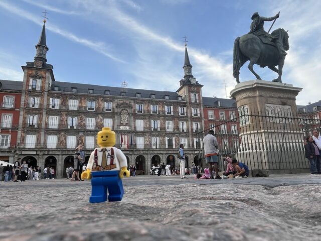 La figura (bautizada por Pol como "Tommy") visita la Plaza Mayor