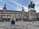 Niños de Delaware descubren España a través de su biblioteca local en Dover La figura (bautizada por Pol como "Tommy") visita la Plaza Mayor