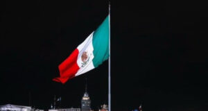 El segundo Grito: Claudia Sheinbaum reafirma la soberanía y se afirma en la historia Plaza del Zócalo con la bandera de México ondeando. (Foto: Cortesía de Libre Press)