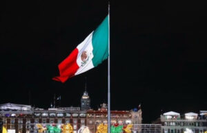 El segundo Grito: Claudia Sheinbaum reafirma la soberanía y se afirma en la historia Plaza del Zócalo con la bandera de México ondeando. (Foto: Cortesía de Libre Press)