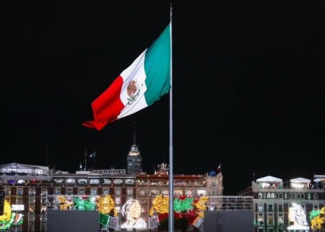 Plaza del Zócalo con la bandera de México ondeando. (Foto: Cortesía de Libre Press)