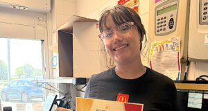Selbyville McDonald’s employee who found support after family loss awarded $2,000 scholarship / Empleada de McDonald’s en Selbyville recibe una beca de $2,000 tras encontrar apoyo después de una pérdida familiar Emelyn Arroyo, quien recibió una beca del programa del programa de Meoli Companies (quienes operan numerosos restaurantes McDonald's de la región de Delmarva) planea ser en el futuro abogado y ayudar a su comunidad. (Foto: Courtesy Meoli Companies)