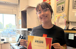Selbyville McDonald’s employee who found support after family loss awarded $2,000 scholarship / Empleada de McDonald’s en Selbyville recibe una beca de $2,000 tras encontrar apoyo después de una pérdida familiar Emelyn Arroyo, quien recibió una beca del programa del programa de Meoli Companies (quienes operan numerosos restaurantes McDonald's de la región de Delmarva) planea ser en el futuro abogado y ayudar a su comunidad. (Foto: Courtesy Meoli Companies)