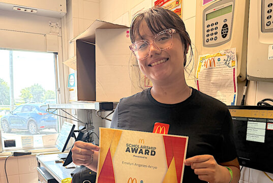 Selbyville McDonald’s employee who found support after family loss awarded $2,000 scholarship / Empleada de McDonald’s en Selbyville recibe una beca de $2,000 tras encontrar apoyo después de una pérdida familiar Emelyn Arroyo, quien recibió una beca del programa del programa de Meoli Companies (quienes operan numerosos restaurantes McDonald's de la región de Delmarva) planea ser en el futuro abogado y ayudar a su comunidad. (Foto: Courtesy Meoli Companies)