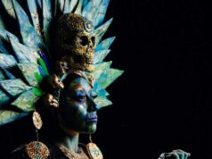 Mezzanine Gallery presenta Diosas & Guerreras de Dayesla Ixtli: El lienzo viviente Mictecacíhuatl: Señora de los Muertos (2024), arte corporal y vestible interdisciplinario; incluye un tocado escultórico de técnica mixta, maquillaje de efectos especiales (SFX), textiles y fotografía; 24 x 36 pulgadas. (Fotografía de Manuel Flores, Dream Art Studio)