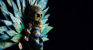 Mezzanine Gallery presenta Diosas & Guerreras de Dayesla Ixtli: El lienzo viviente Mictecacíhuatl: Señora de los Muertos (2024), arte corporal y vestible interdisciplinario; incluye un tocado escultórico de técnica mixta, maquillaje de efectos especiales (SFX), textiles y fotografía; 24 x 36 pulgadas. (Fotografía de Manuel Flores, Dream Art Studio)