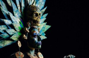 Mezzanine Gallery presenta Diosas & Guerreras de Dayesla Ixtli: El lienzo viviente Mictecacíhuatl: Señora de los Muertos (2024), arte corporal y vestible interdisciplinario; incluye un tocado escultórico de técnica mixta, maquillaje de efectos especiales (SFX), textiles y fotografía; 24 x 36 pulgadas. (Fotografía de Manuel Flores, Dream Art Studio)