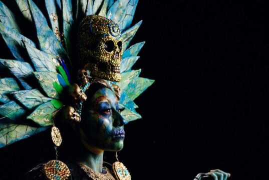 Mezzanine Gallery presenta Diosas & Guerreras de Dayesla Ixtli: El lienzo viviente Mictecacíhuatl: Señora de los Muertos (2024), arte corporal y vestible interdisciplinario; incluye un tocado escultórico de técnica mixta, maquillaje de efectos especiales (SFX), textiles y fotografía; 24 x 36 pulgadas. (Fotografía de Manuel Flores, Dream Art Studio)